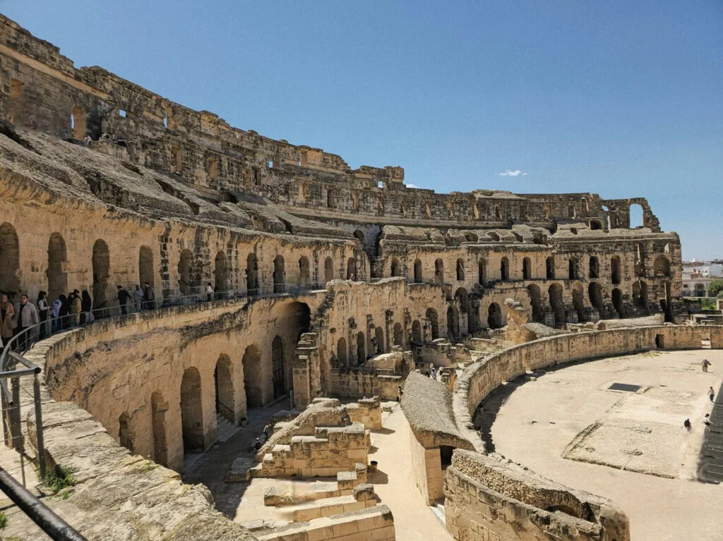 Cobraba casi 800 pesos a turistas por visitar un anfiteatro griego al norte de Italia. Resultó ser un fraude