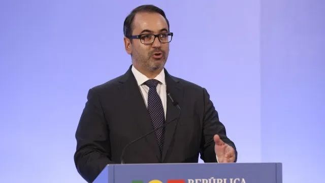 OE2027: PS abstém-se para evitar "precipício político"