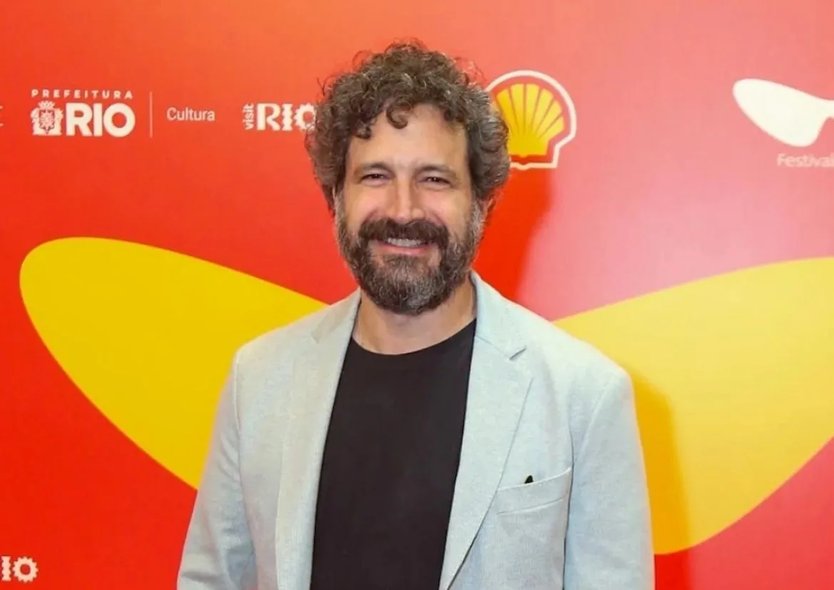 ‘Ao contrário de outros lugares, no teatro se elogia como se trabalha bem’: Caco Ciocler