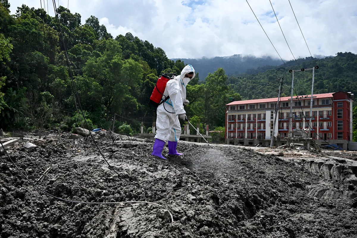 Smell of death hangs over rescue efforts in Nepal as deaths pass 1,000