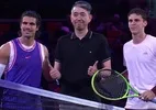 Alcaraz acrescenta bigode ao visual, mas segue invicto na fase asiática