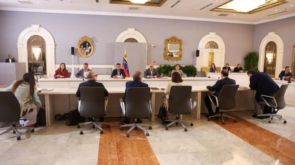 Governo da Venezuela e oposição retomam diálogo, em meio a detenção de opositor e liberação de sites