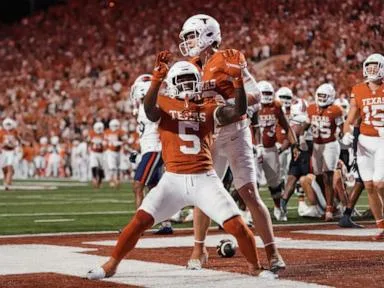 Manning throws 2 early TD passes to Coleman to help No. 1 Texas beat UTSA 30-6