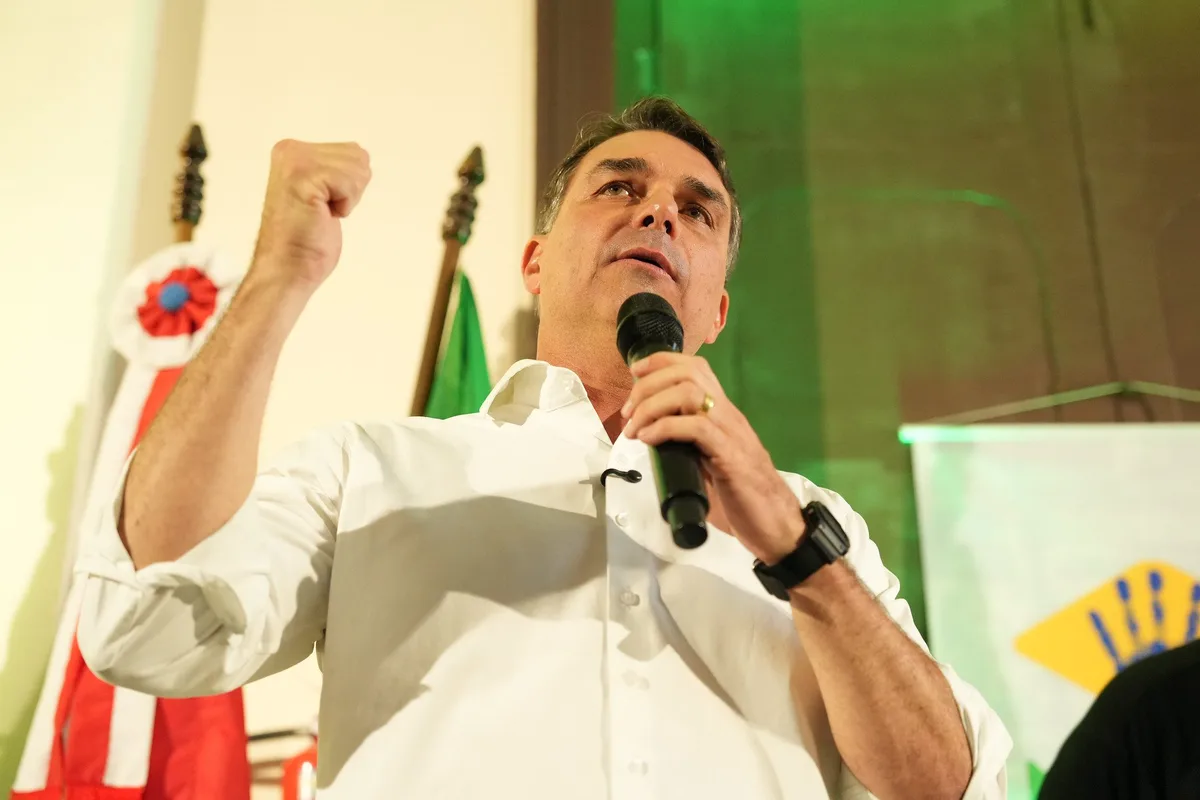O caminho para Flávio tirar Bolsonaro da prisão começou com o julgamento do STF