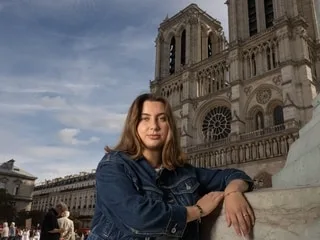 « J’ai pleuré en l’apprenant » : Audrey, baptisée adulte à Notre-Dame-de-Paris, va parler au pape Léon XIV