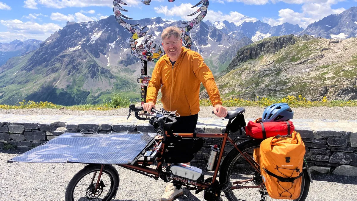Este aventurero ha construido su propia bici solar para recorrer los Alpes: "El siguiente paso será ir de Francia a China"