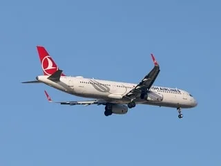 « Tout est devenu terrifiant » : pris dans un violent orage, un avion tente trois fois d’atterrir avant d’être dérouté