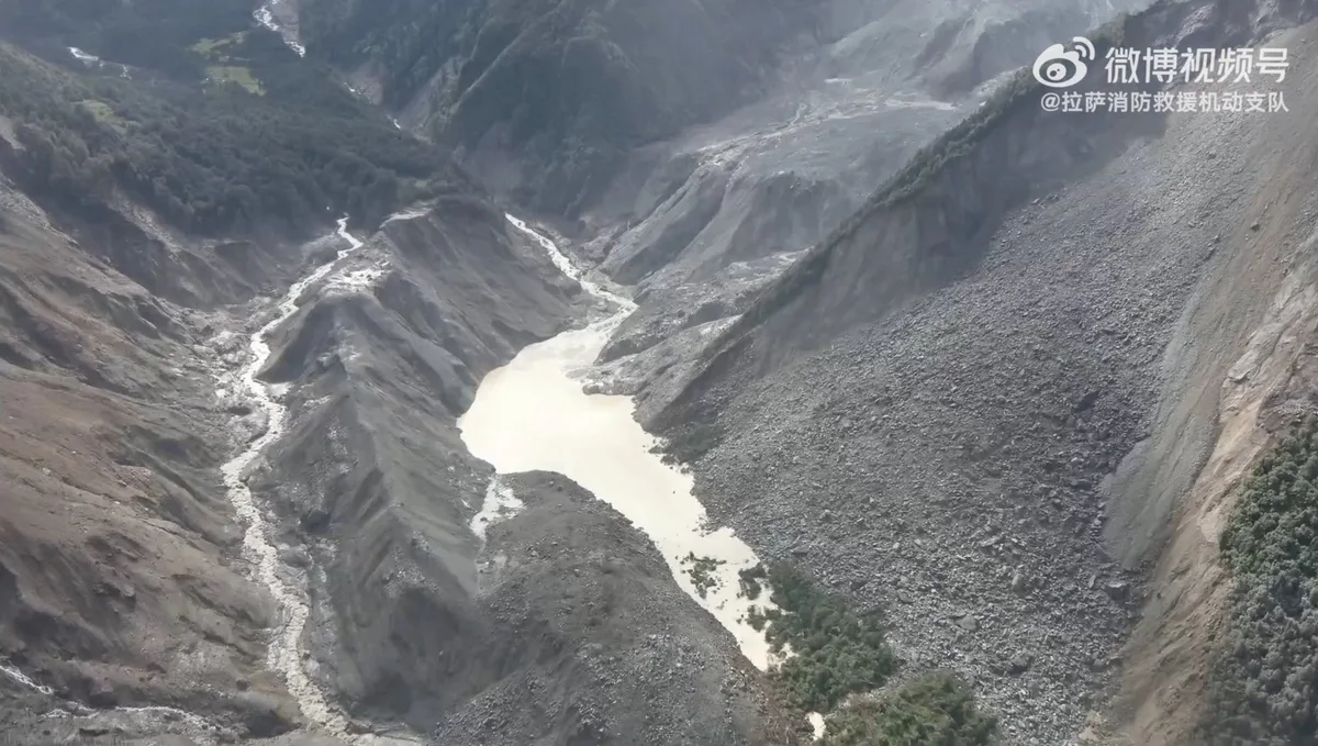 Nepal y China detuvieron las tareas de rescate por el peligro de un desastre mayor en la frontera: se desbordó otro lago glacial