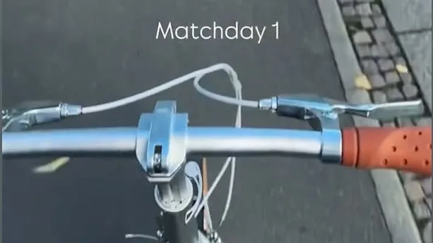 Mit dem Fahrrad - DFB-Star radelt zum Bundesliga-Auftakt