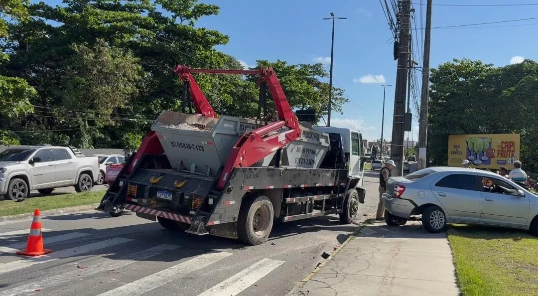 Imagens mostram momento em que mulher é atropelada por caminhão, em João Pessoa