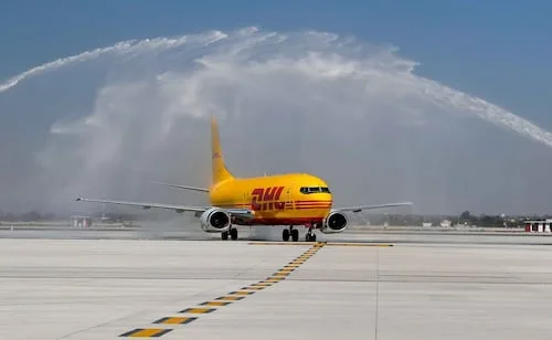 Estallan y se incendian llantas de avión de DHL en el aeropuerto de Los Ángeles; autoridades investigan