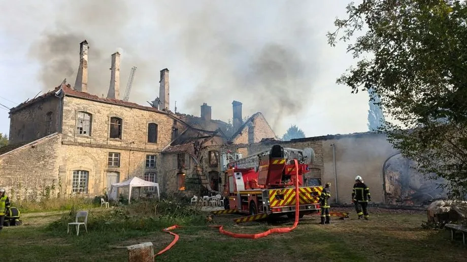 VIDÉO - Les pompiers de Haute-Saône mobilisés pour éteindre un incendie à l'abbaye de Bithaine