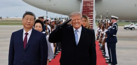 USA: Donald Trump empfängt Xi Jinping - und ein US-Bomber bringt ihn aus der Fassung