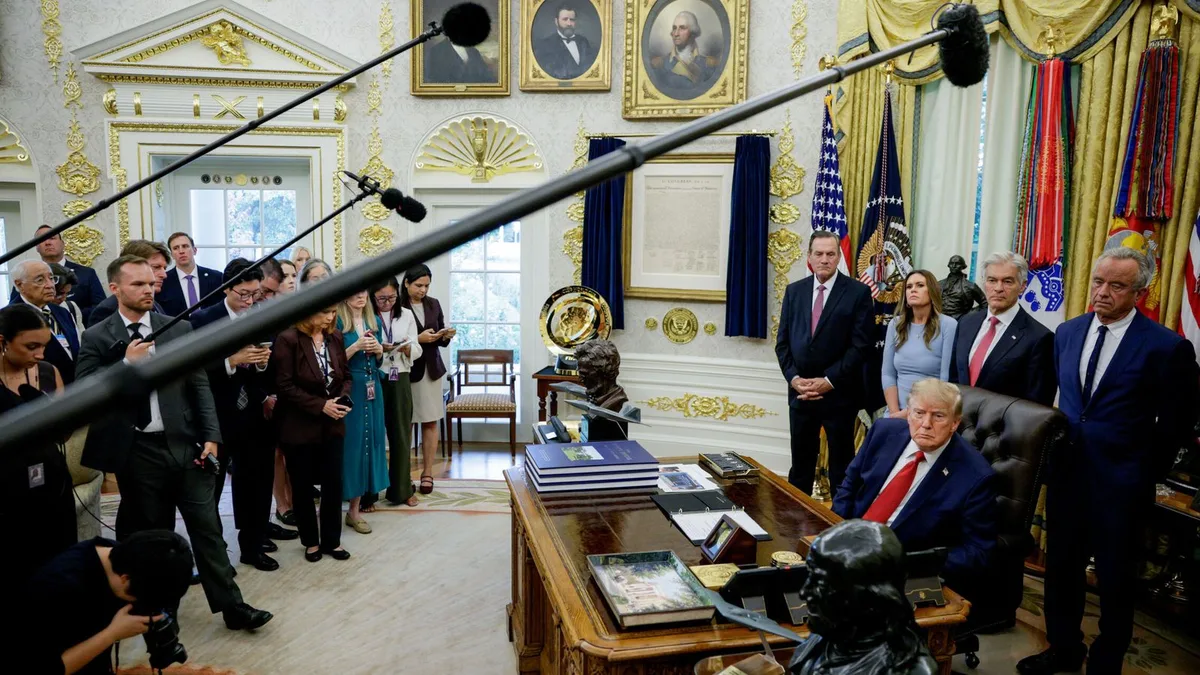 La justicia ordena restablecer el acceso a la Casa Blanca de los medios vetados por Trump