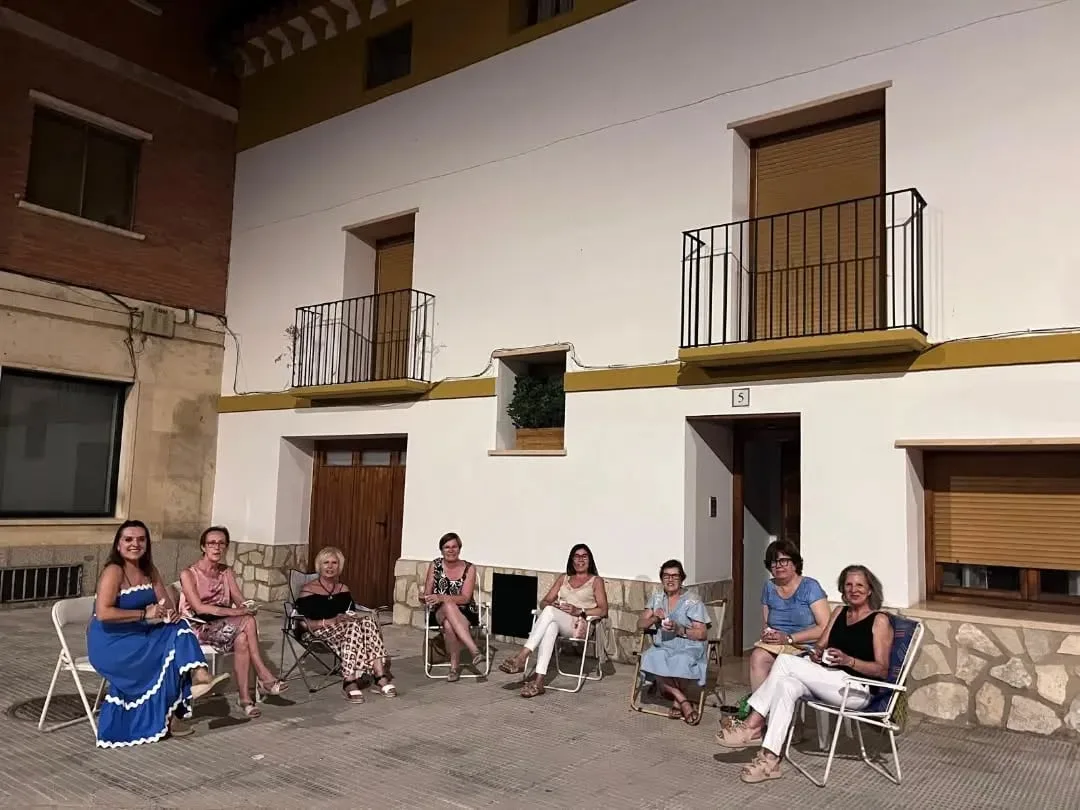 Un pueblo de Zaragoza con mil habitantes consigue que 400 vecinos salgan a la fresca: “Cuando nos unimos, hasta los planes más sencillos se convierten en algo especial”