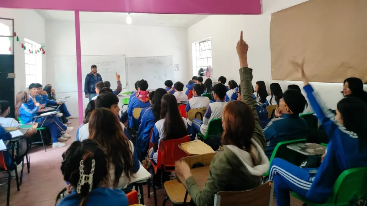 Alumnos de preparatoria en Tepotzotlán estudian en espacios de una iglesia por falta de plantel: denuncian hacinamiento