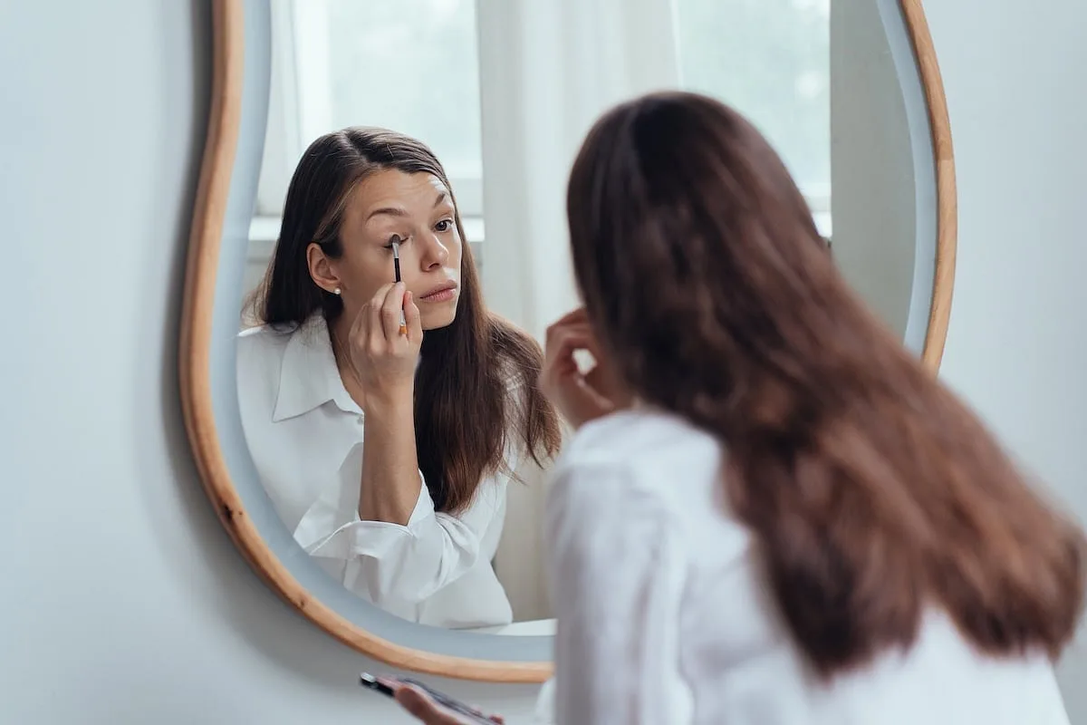 Lesiones oculares por productos de belleza envían a miles a urgencias cada año