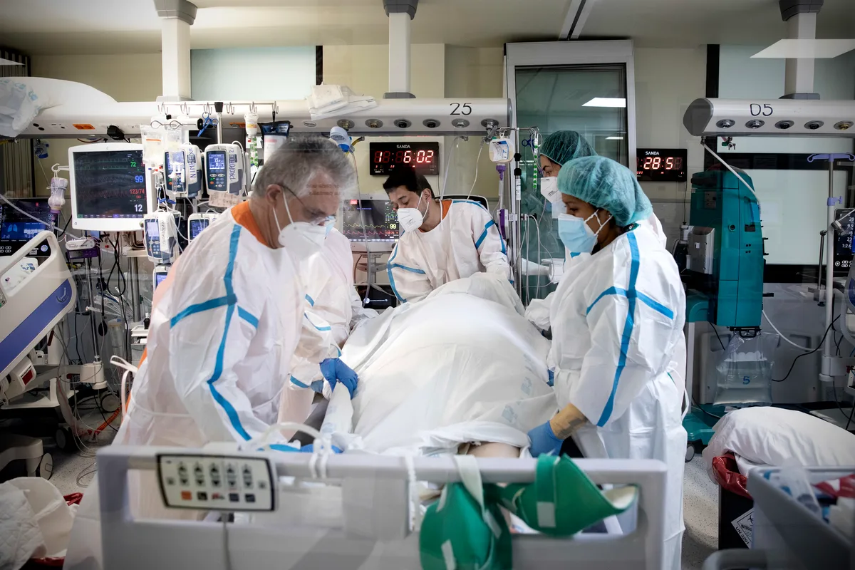 La letal firma que el Covid dejó en los pulmones de los fallecidos: un estudio mapea la destrucción que provoca en el tejido e identifica posibles nuevas dianas de tratamiento
