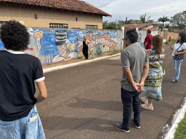 Rostos pintados nos muros ganham voz em vídeos lançados neste sábado