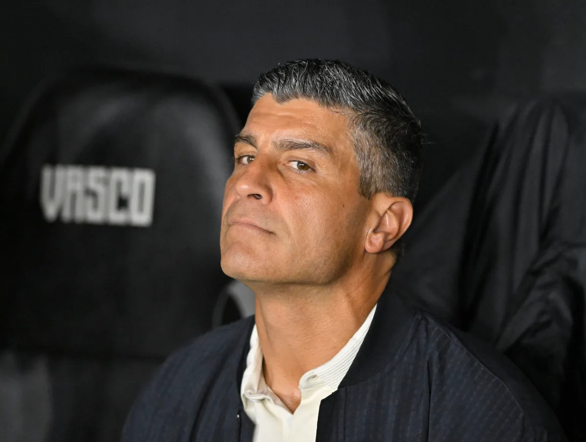 Pedro Emanuel fala em confiança após vitória do Vasco: "Faltava juntar as boas atuações com o resultado"