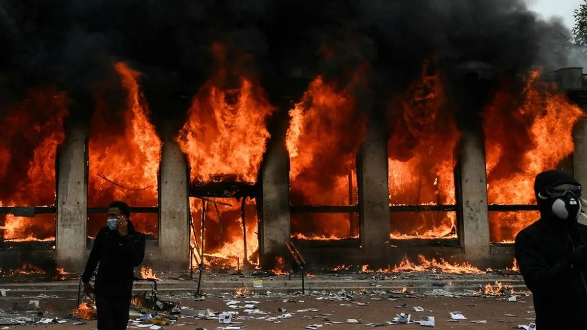 Fogo, fumo e confrontos. As imagens das manifestações em França