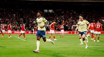 Arsenal vence em Nottingham e continua na perseguição ao líder Manchester City