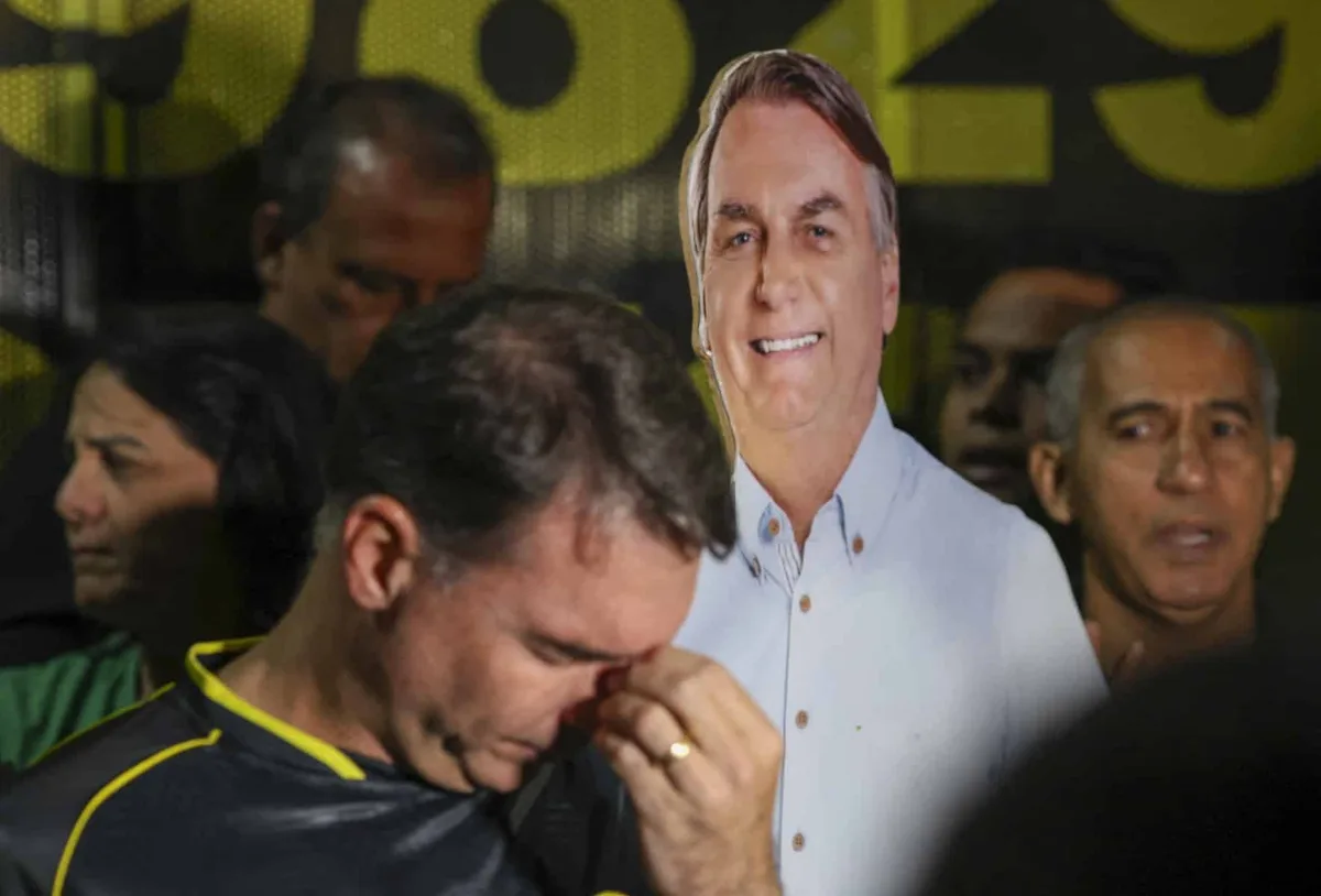 TSE debate proibição de deepfakes nas eleições e analisa caso de Flávio Bolsonaro