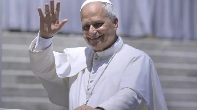 Papa Leão XIV passou "noite calma" após cirurgia ao pulmão