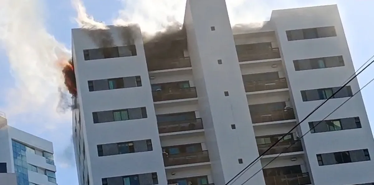 Incêndio atinge último andar de prédio residencial em Boa Viagem; VÍDEO