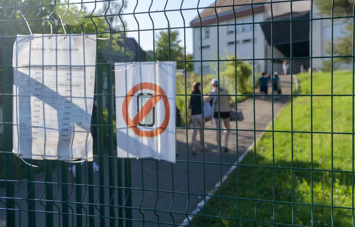 Rentrée 2026 : Vers une interdiction des téléphones dans les lycées dès septembre