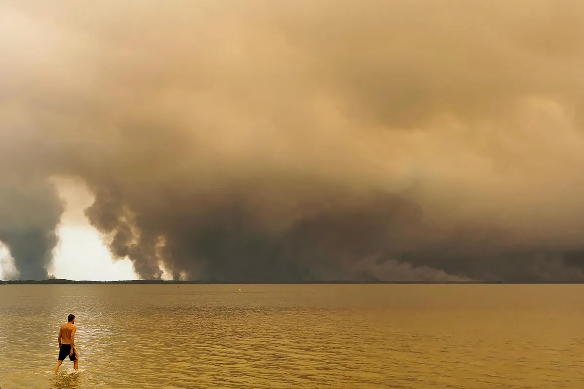 Canicules, incendies… Pourquoi on ne doit pas y voir de simples catastrophes naturelles