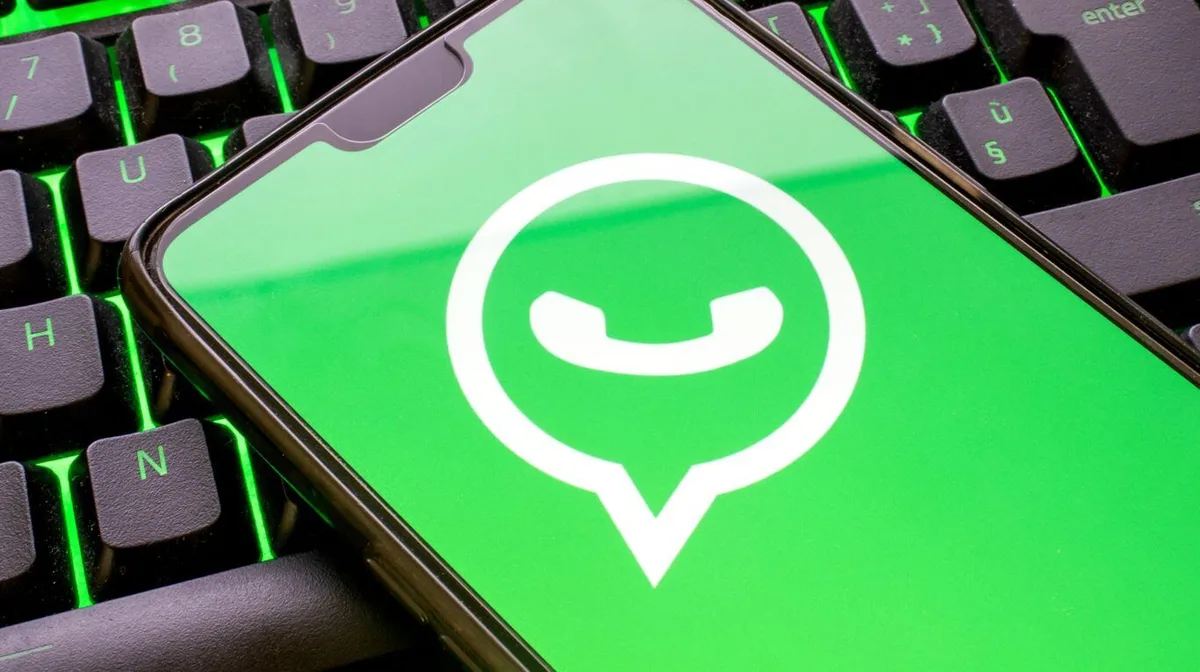El nuevo plan de WhatsApp en los canales para delatar a los contenidos generados con inteligencia artificial