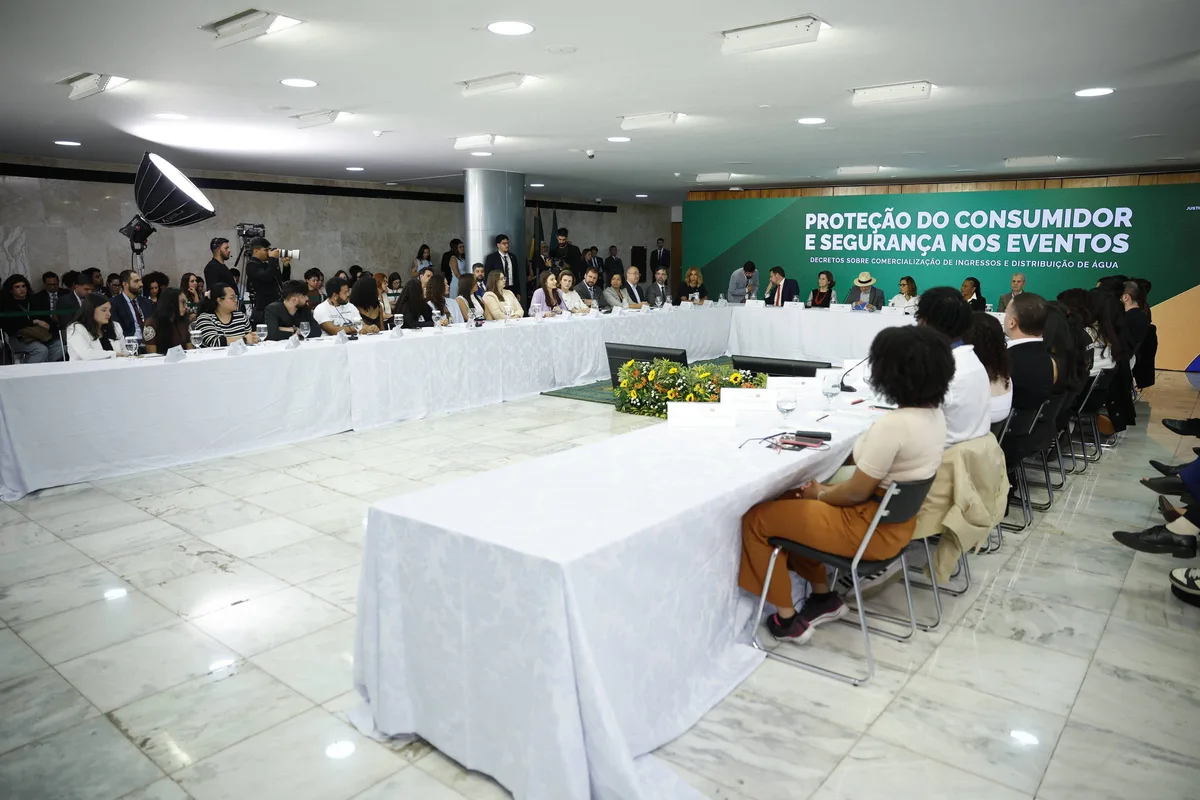 Lula assina decretos para combater cambistas digitais e exigir água gratuita em shows