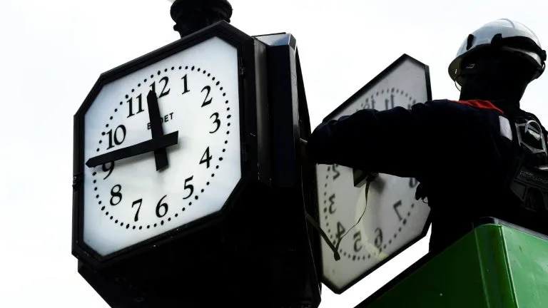Pourquoi le changement d'heure a-t-il lieu plus tôt cette année?