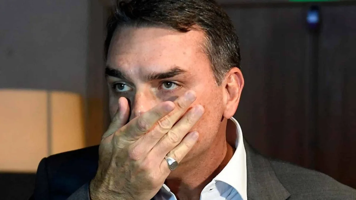 Spam? Flávio Bolsonaro diz que recebeu cobrança do Missão em meio à filiação