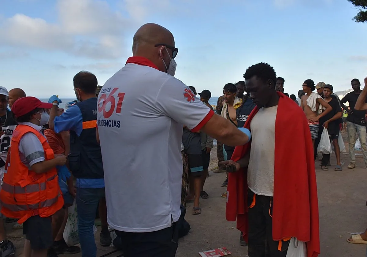 Alejandro, enfermero en Ceuta: «Hay compañeras que no pueden visitar a domicilio porque las rodean»