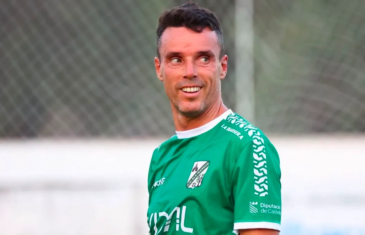 Ex-top 9 se aposenta do tênis e marca dois gols na estreia no futebol