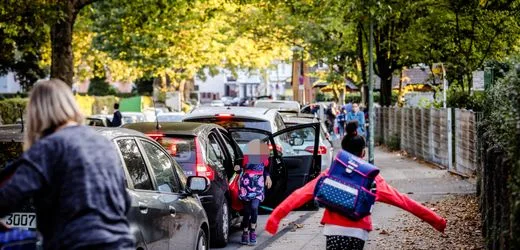 Schulwege: ADAC empfiehlt Halteverbote für Elterntaxis vor Schulen