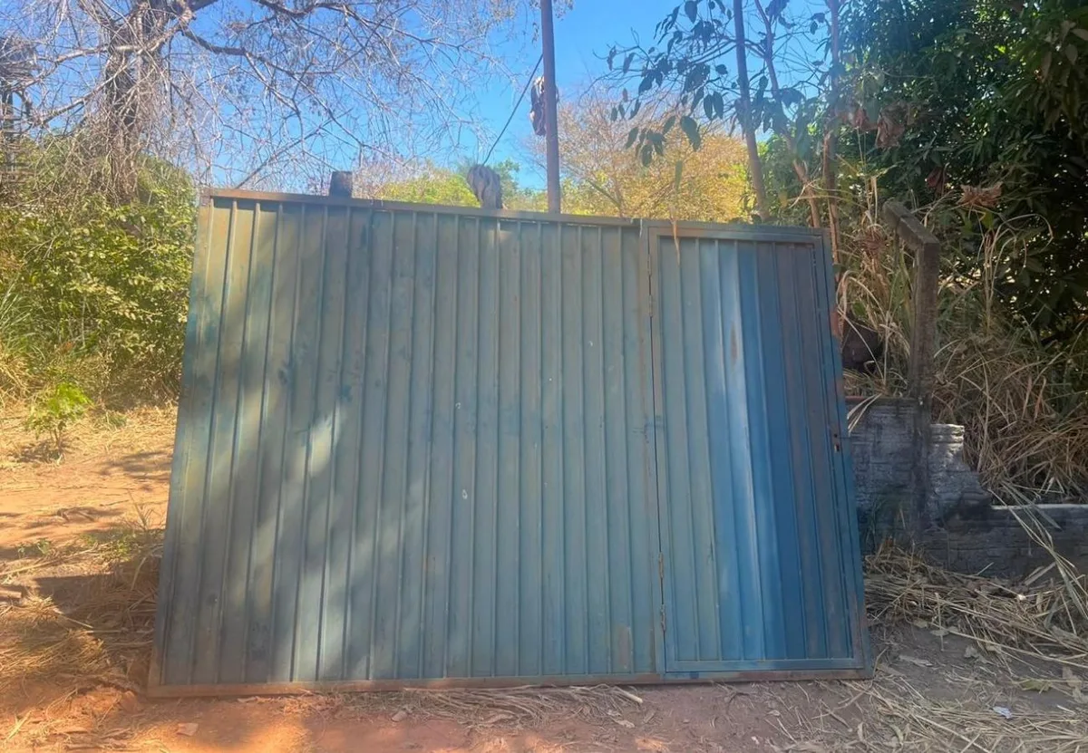 Servidor público sai para trabalhar e tem portão de casa furtado, diz polícia