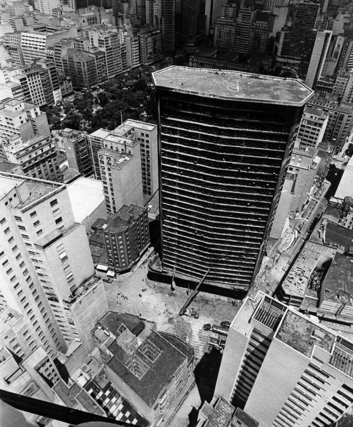 Livro reconta incêndios marcantes de São Paulo, como o do Joelma, que teve ampla cobertura da Pan, em 1974