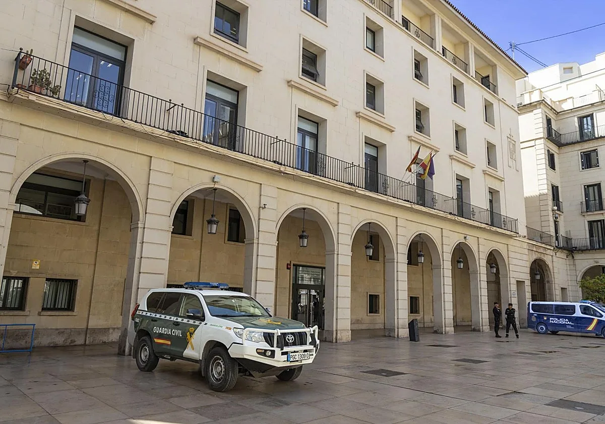 Acuerdan retirar la custodia de animales a la acusada de arrojar a sus dos perros desde un octavo piso