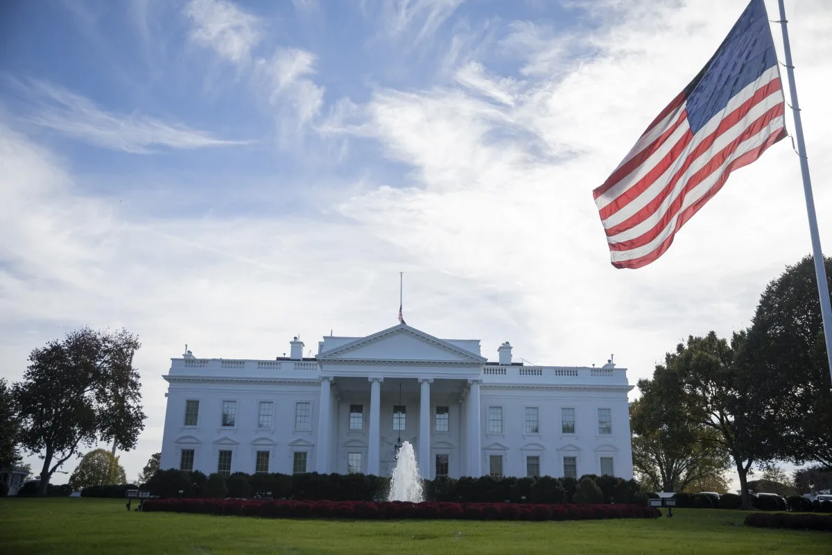 Trump cumpre aviso e jornalistas da CNN e MSNOW têm acesso negado à casa Branca