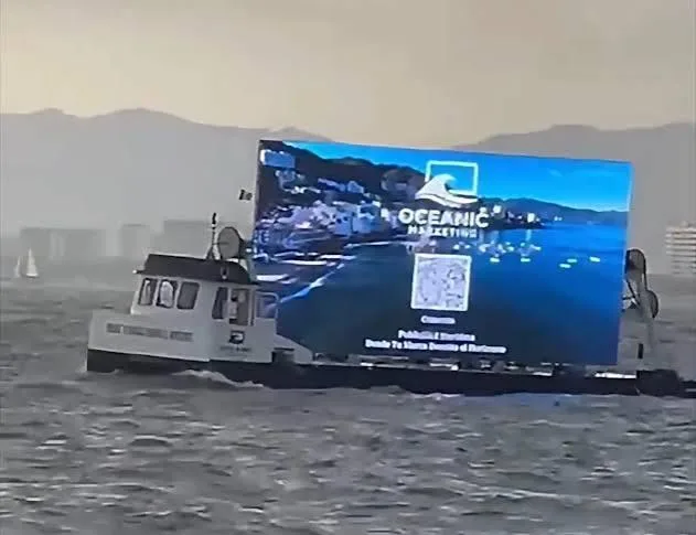 Anuncios flotantes en Puerto Vallarta desatan polémica: así lucen las pantallas en la Bahía de Banderas