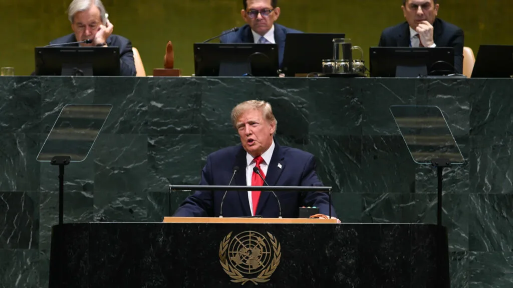 Banimento de canais é estratégia de Trump para reforçar sua base, diz jornalista franco-americano