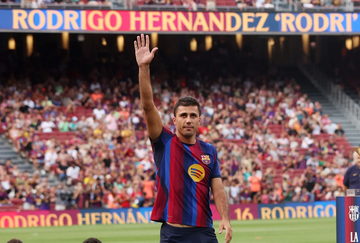 Técnico do Barcelona enche Rodri de elogios: "Traz algo especial a qualquer time"