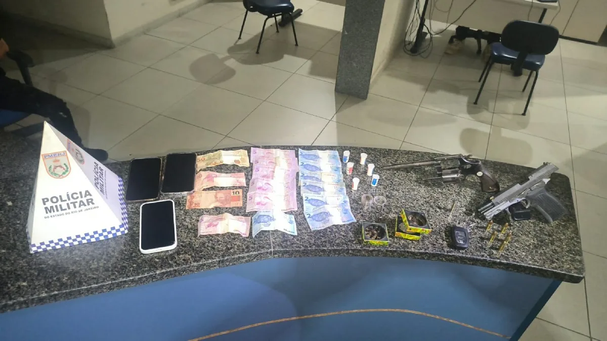 Homem é preso em carro de luxo com armas e drogas em Valença