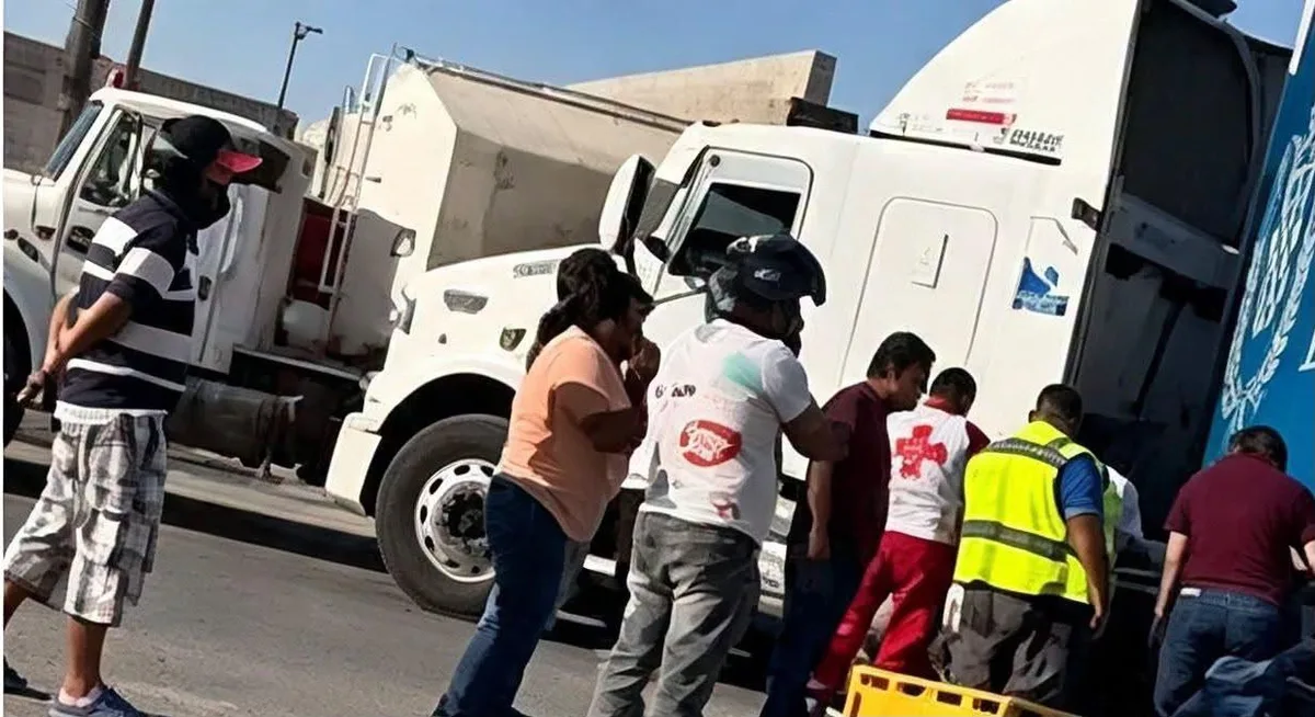 Muere mujer motociclista tras ser arrollada por tráiler en carretera de Torreón