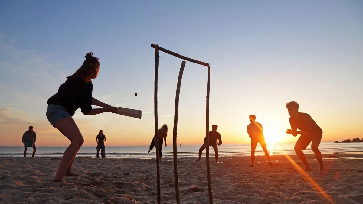 Dr. Eduardo Junco, pediatra, sobre los beneficios de los deportes de playa para los niños: "Es un escenario idóneo para el ocio, la vida en familia y las relaciones sociales"