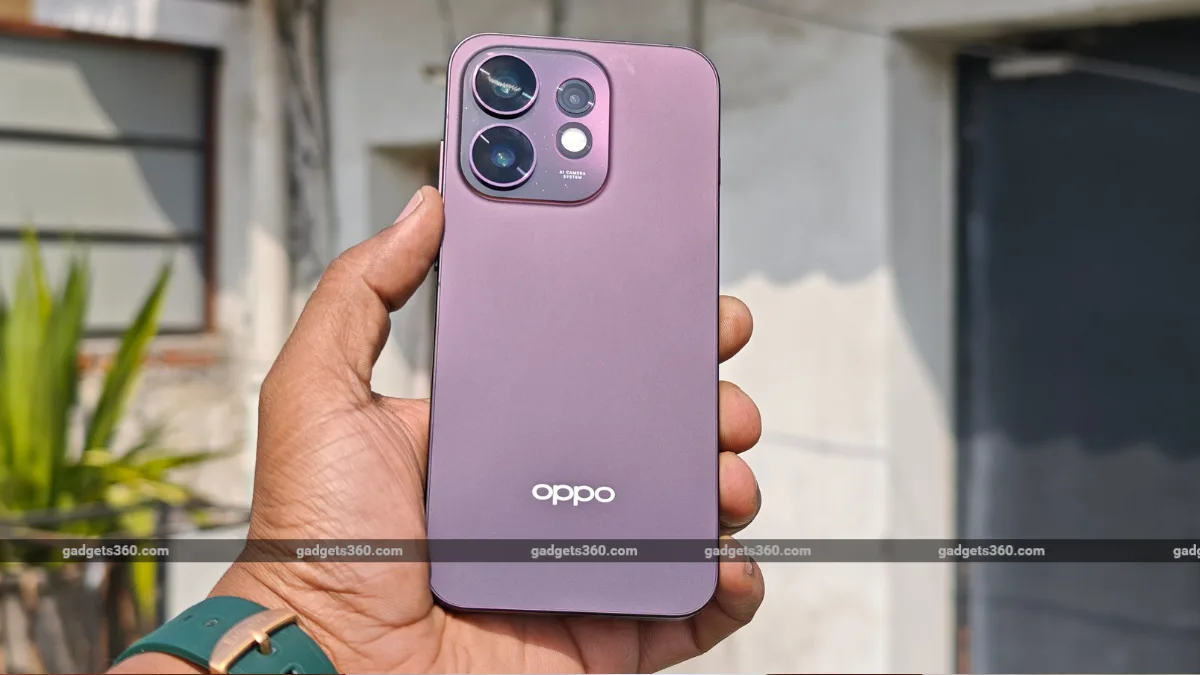 Oppo Reno 17 Design Spotted in Leaked Hands-On Image; Oppo Reno 17 Pro Unlikely to Launch in India