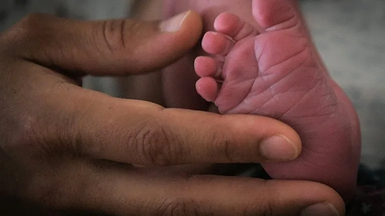 "Ils ont fait la pub partout de ce droit qu'ils ne sont pas fichus de respecter": submergée par 110.000 demandes, l’Assurance maladie peine à indemniser (à temps) le nouveau congé de naissance